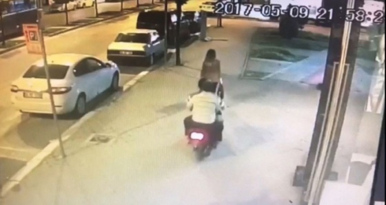 Sakarya'daki motosikletli gasp güvenlik kameralarına yansıdı