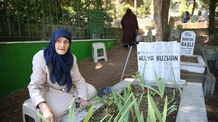 Sakarya ve Kocaeli'de Marmara Depremi'nde hayatını kaybedenler mezarları başında anıldı