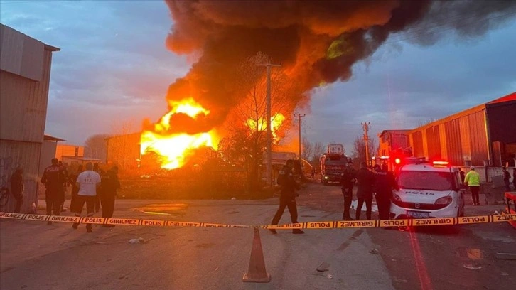 Sakarya'da mobilya deposunda çıkan yangın kontrol altına alındı