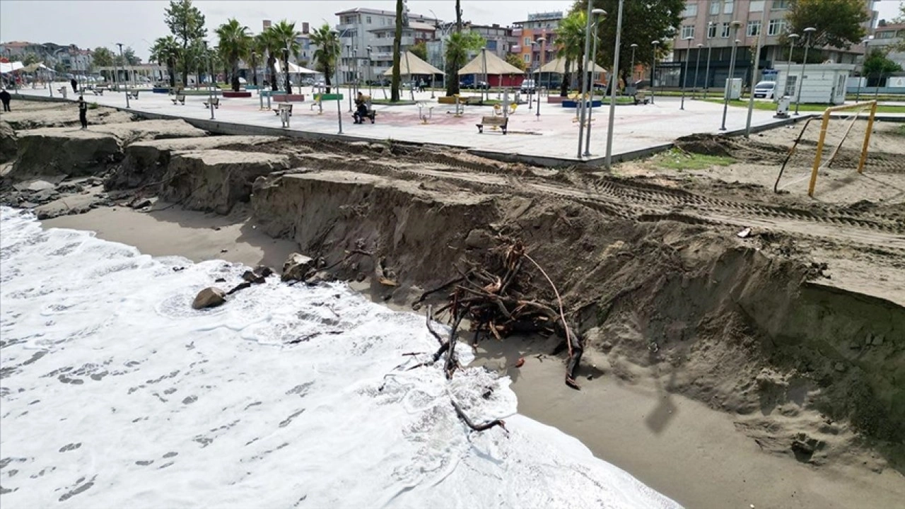 Sakarya'nın Karasu sahilindeki kıyı erozyonu sürüyor