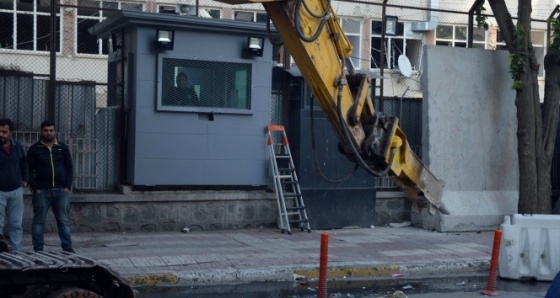 Saldırı sonrası emniyet müdürlüğü ek binası çevresi beton bloklarla kapatıldı