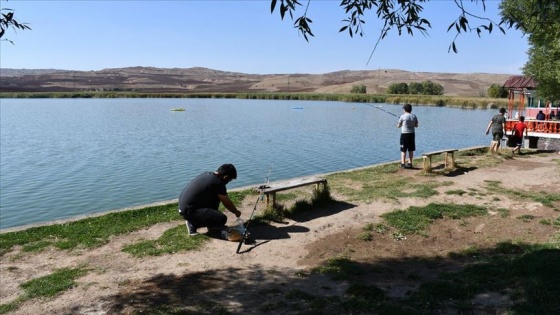 Salgın sürecini riskten uzak geçirmek isteyenlerin yeni adresi: Hafik Gölü