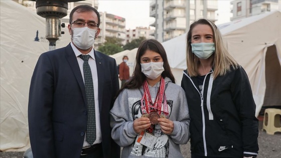 Şampiyon depremzede 'yeni' madalyalarını gözyaşlarıyla teslim aldı