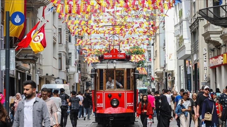 Şampiyon Galatasaray'ın bayrakları İstiklal Caddesi'ne asıldı