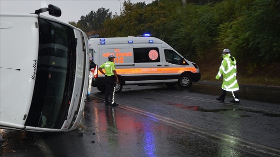 Samsun'da belediye işçilerini taşıyan servis midibüsü devrildi: 2 ölü, 16 yaralı