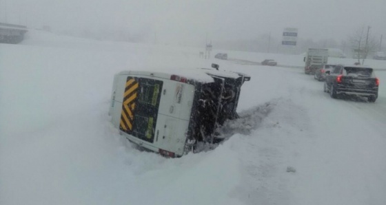 Samsun'da buzdan kayan minibüs devrildi: 5 yaralı