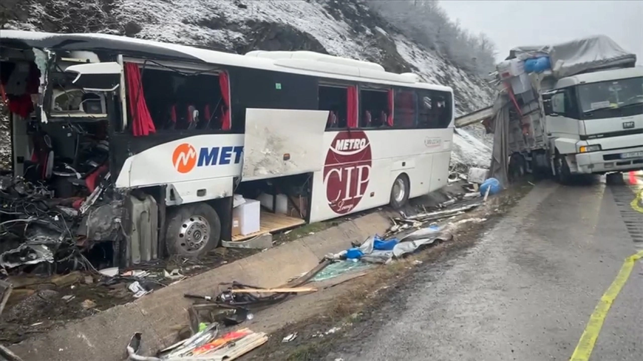 Samsun’da kamyona çarpan yolcu otobüsünün sürücüsü öldü, 16 yolcu yaralandı