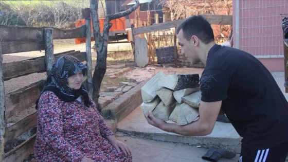 Samsun'da milli boksörler antrenmanlarını doğada yaparken yaşlıların odunlarını kırıyor