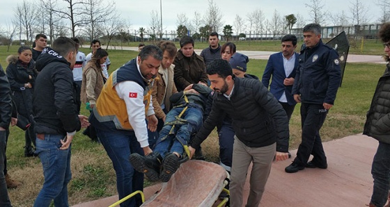 Samsun'da motosiklet kaldırıma çarpıp devrildi: 2 yaralı