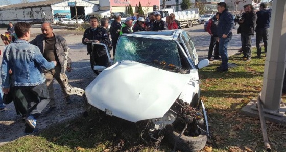 Samsun'da otomobil ağaca çarptı: 2 yaralı