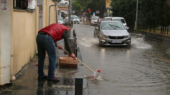 Samsun'da sağanak nedeniyle rögarlar taştı, trafikte aksamalar oldu