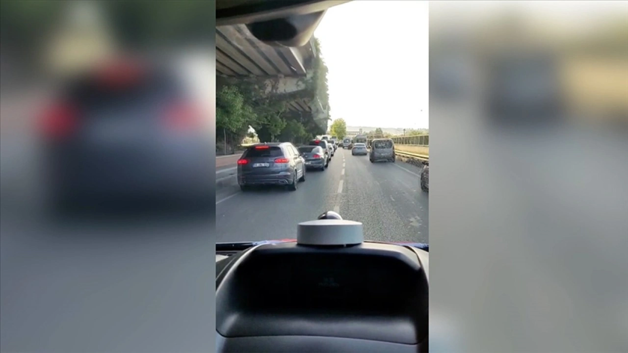 Samsun'da sürücülerin fermuar yöntemiyle ambulansa yol vermesi kamerada