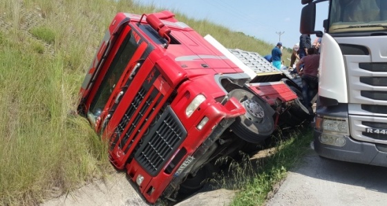 Samsun'da TIR devrildi