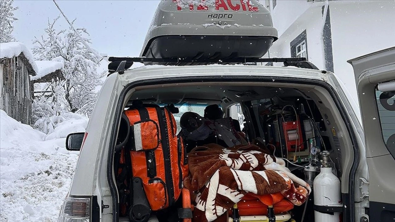 Samsun'da UMKE ekibi karla kaplı yolda 82 yaşındaki hasta için seferber oldu