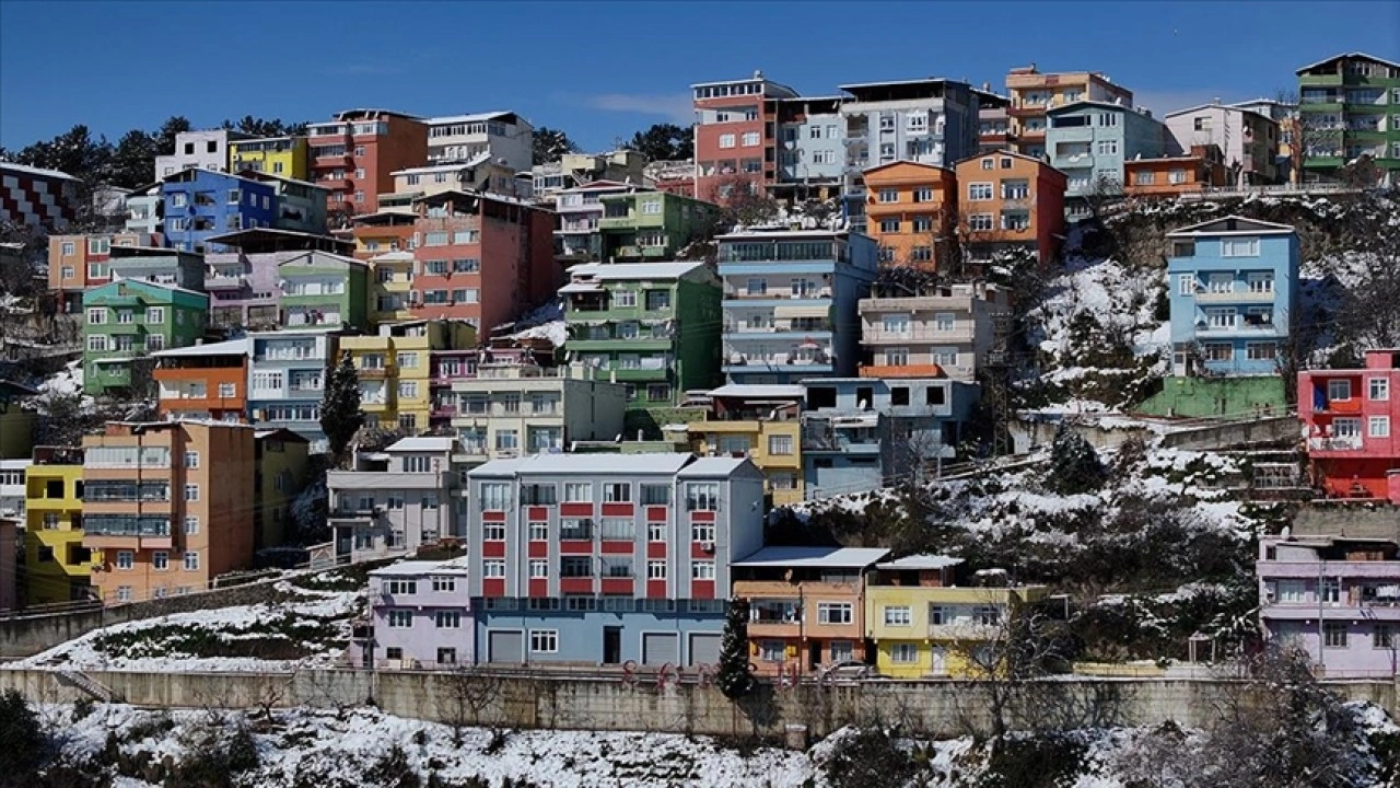 Samsun'un "renkli evleri" karla kaplandı