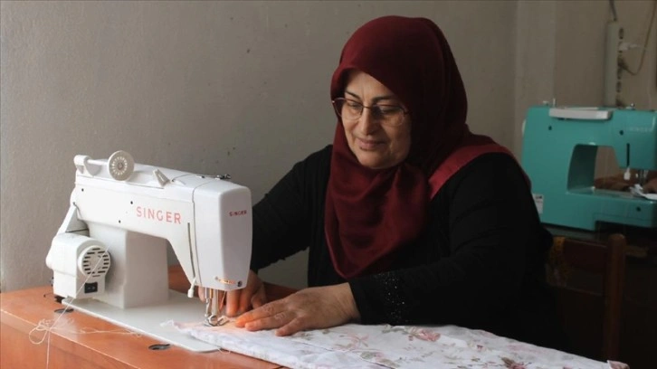 Samsun'da gönüllü kadınlar depremzedeler için mefruşat ürünleri hazırlıyor