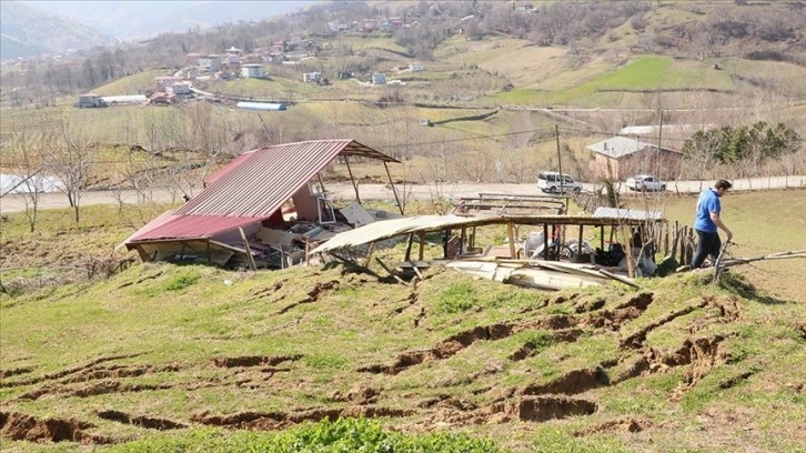 Samsun'da heyelan sonucu bağ evi yıkıldı, yolda çökmeler oluştu