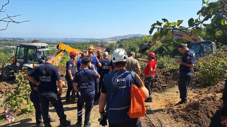 Samsun'da kuyu açarken kayan toprağın altında kalan 2 kişinin kurtarılmasına çalışılıyor