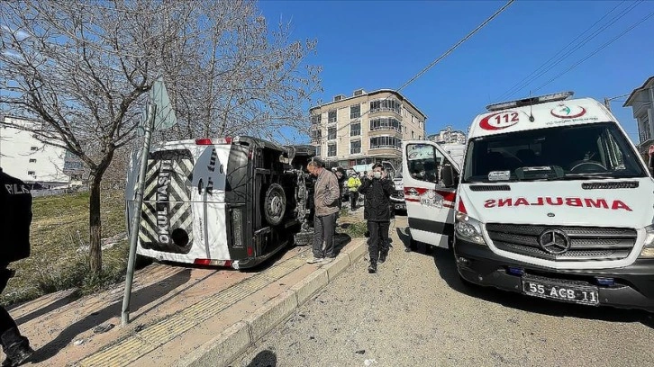 Samsun'da öğrenci servisi ile otomobil çarpıştı, 8'i öğrenci 12 kişi yaralandı