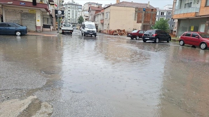 Samsun'da sağanak hayatı olumsuz etkiledi