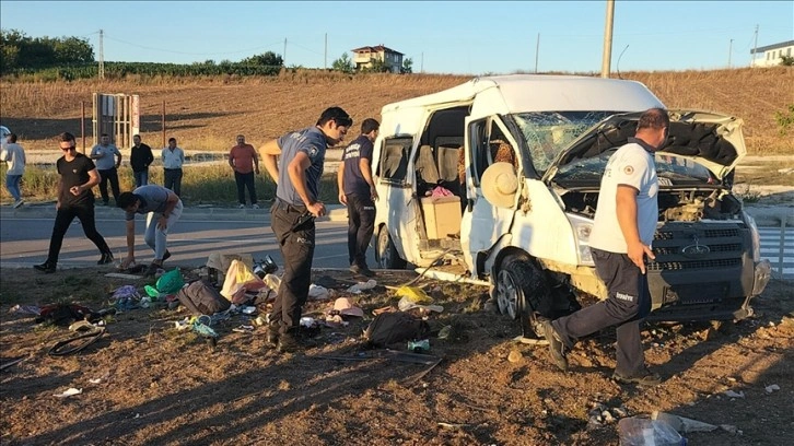 Samsun'da tarım işçilerini taşıyan minibüs devrildi, 27 kişi yaralandı