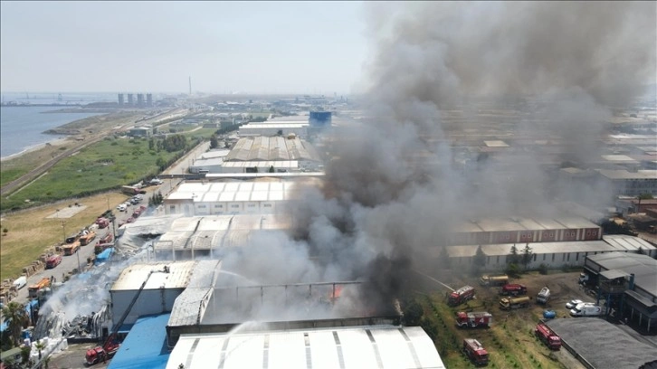Samsun'da yanan fabrikanın duvarının çökmesi sonucu 7 itfaiyeci yaralandı