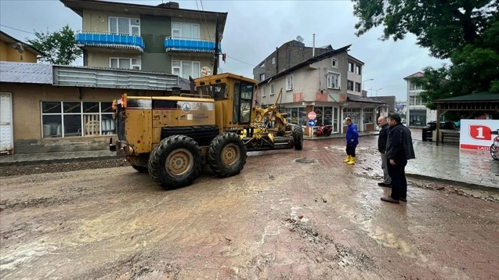 Samsun'un Ladik ilçesinde taşkınlar sonrası temizlik çalışması başladı