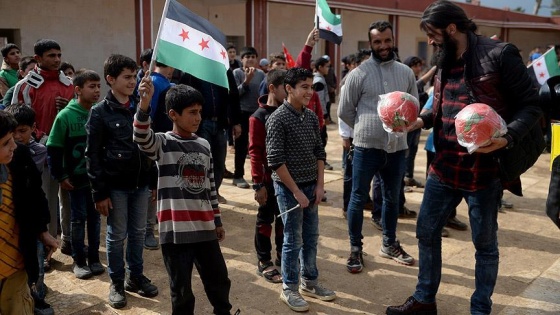 Sanatçılar Çobanbey'de Suriyeli çocuklara oyuncak dağıttı