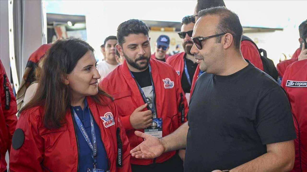 Sanayi ve Teknoloji Bakanı Mehmet Fatih Kacır, Anadolu Ajansı standını ziyaret etti