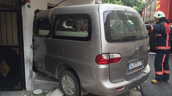 Sancaktepe'de minibüs eve girdi: 2 ölü, 1 yaralı