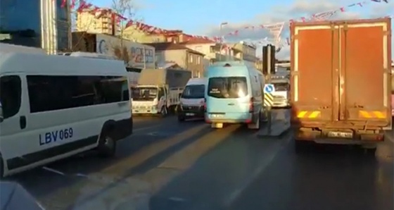 Sancaktepe’de minibüsçü terörü kamerada