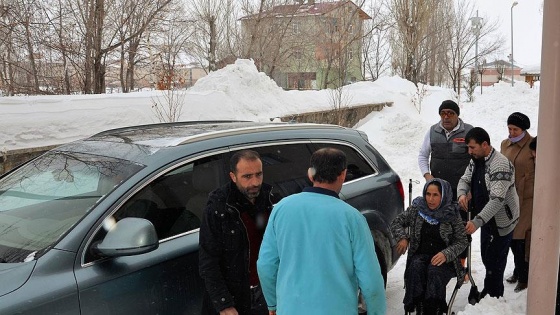 Sancılanan hamile kadını makam aracıyla hastaneye götürdü