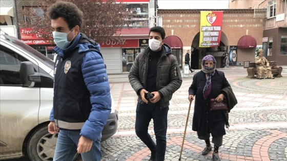 'Saniye teyze' emekli maaşını polis ekipleriyle çekti