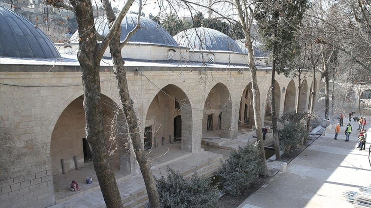 Şanlıurfa'da depremde hasar gören tarihi camiler ibadete açılıyor