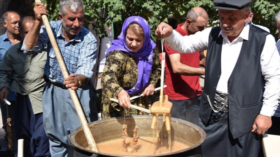 Şanlıurfa'da kazanlar pestil ve pekmez için kaynadı