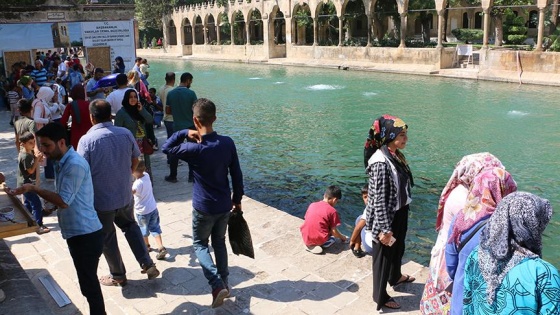 Şanlıurfa'da kutsal mekanlarda bayram yoğunluğu