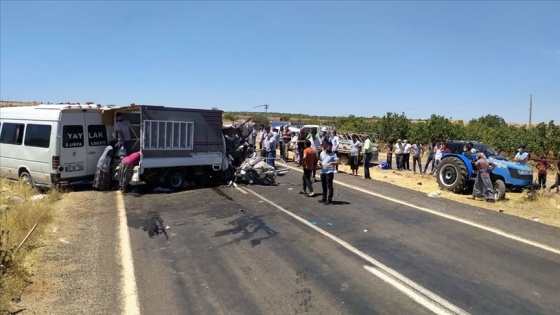 Şanlıurfa'da minibüsle kamyonet çarpıştı: 15 yaralı