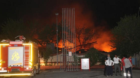 Şanlıurfa'da Oduncu Pazarı'nda yangın