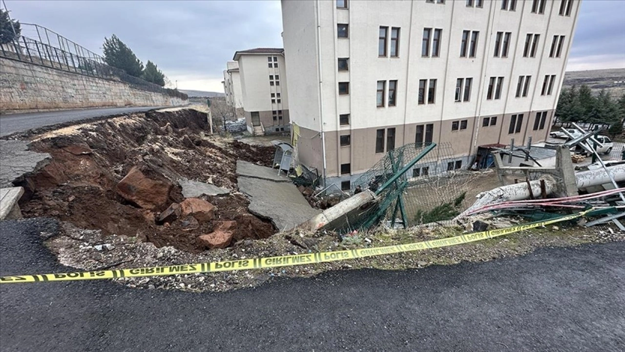 Şanlıurfa'da okulun istinat duvarının yıkılma anı güvenlik kamerasında