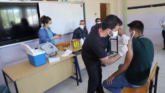 Şanlıurfa'da sağlık ekipleri gençleri aşıya ikna etmek için okulları geziyor