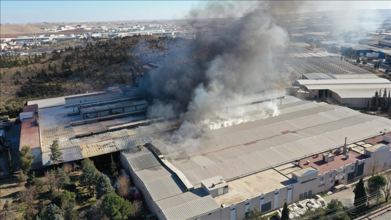 Şanlıurfa'da tekstil fabrikasında çıkan yangın kontrol altına alındı