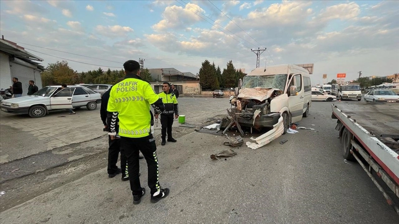 Şanlıurfa'da tırla minibüsün çarpıştığı kazada 12 kişi yaralandı