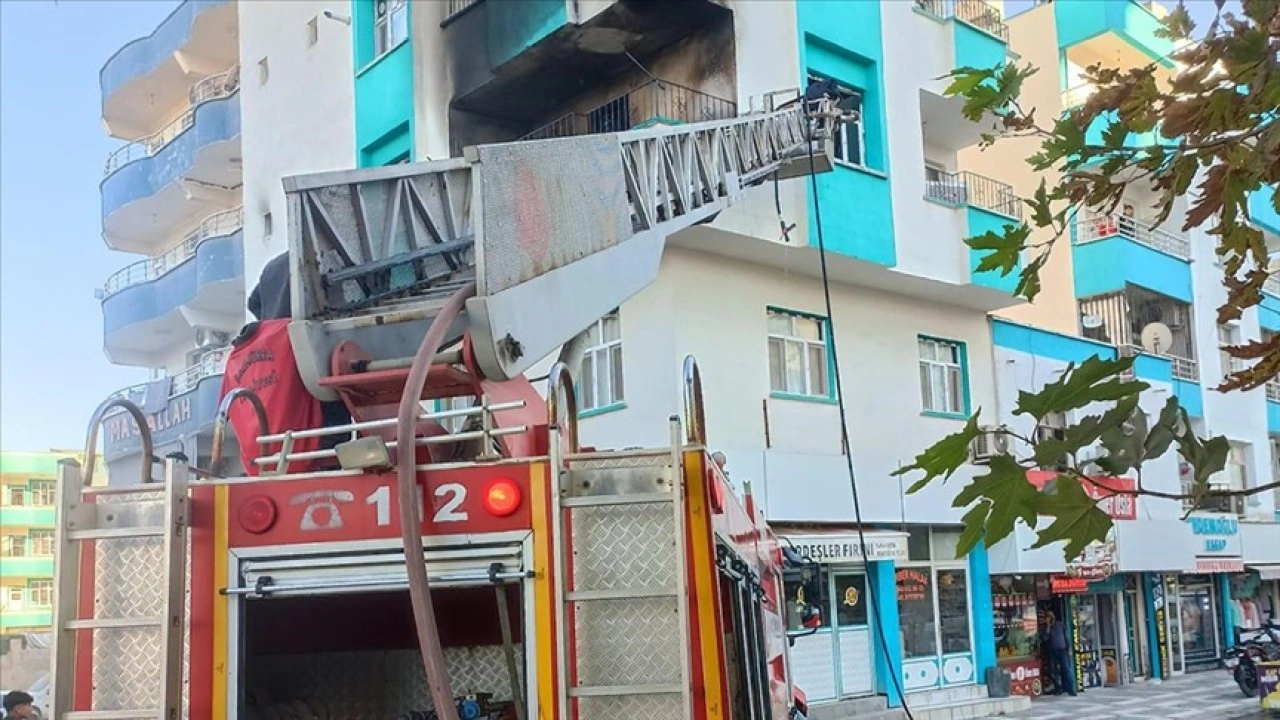 Şanlıurfa'da yangında mahsur kalan 2 çocuk vatandaşların açtığı battaniyeye atlayıp kurtuldu