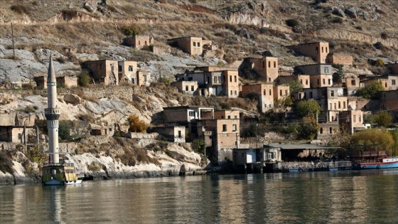 Şanlıurfa'nın turizm merkezi Halfeti'de hafta sonu yoğunluğu yaşanıyor