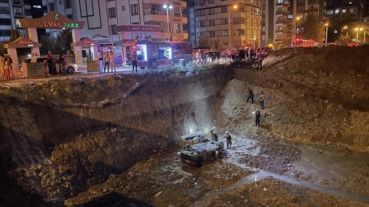 Şanlıurfa'da inşaat temeline düşen otomobildeki 3 kişi yaralandı