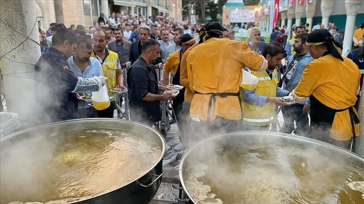 Şanlıurfa'da şafak vakti 10 bin kişiye tirit ikramı