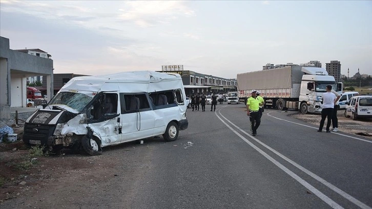 Şanlıurfa'da tır ile minibüsün çarpıştığı kazada 21 kişi yaralandı