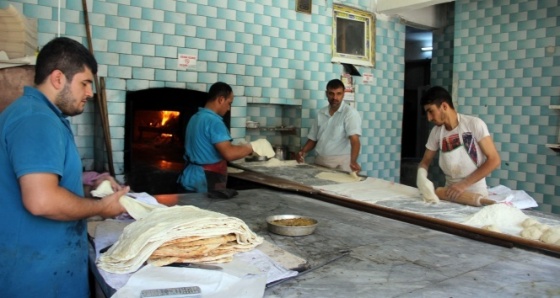 Şanlıurfalı fırıncıların serinleme yöntemleri şaşırtıyor