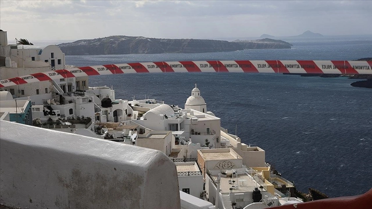 Santorini Adası'nda halk, tsunami riskine karşı önlem almaya başladı