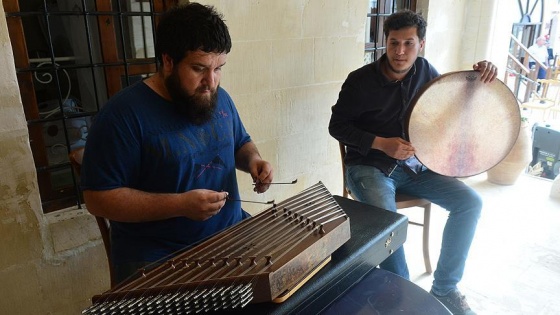 Santur çalarak dünyayı dolaşıyor